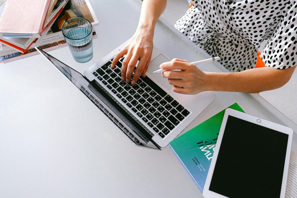 Freelance woman working on her laptop.